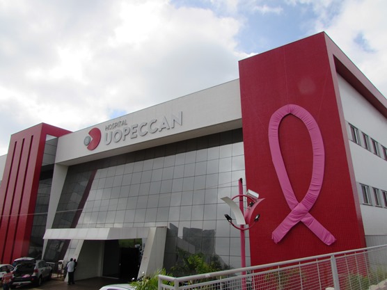 A fachada do Hospital do Câncer ganhou um gigantesco laço rosa